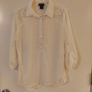 Wet seal woman's cream 3/4 sleeve blouse. Size M. Shear.
